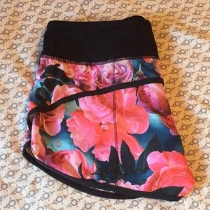 Lululemon Speed Short Size 6 Garden Print